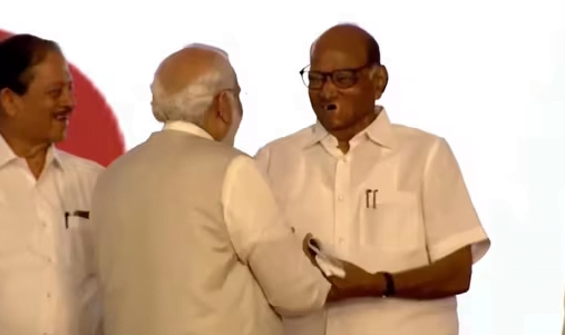 Sharad Pawar and PM Modi sharing Stage