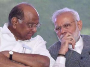 Sharad Pawar and PM Modi sharing Stage